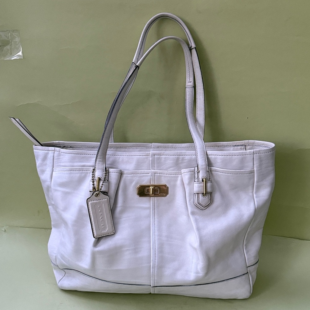 Vintage White Coach Hampton Leather Super Large Tote Bag with Torn Lock - Picture 3 of 16